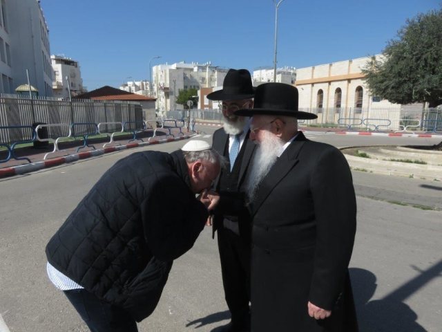 כבוד לתורה. השר אמסלם מנשק את ידי הרב פינטו. א' מיכאלי