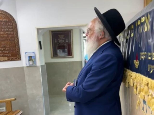 המקבול הרב שריקי בבית העלמין. מ. מיכאלי
