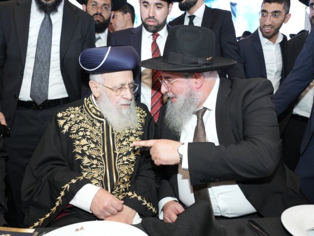הראשל"צ רבי יצחק יוסף עם הרב מויאל. המרכז למורשת