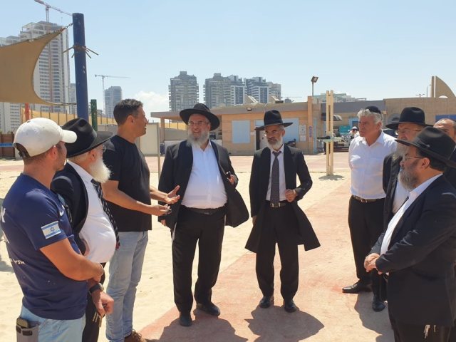 בסיור אתמול בחוף הנפרד. צילום מתוך עמוד הפייסבוק של אמסלם