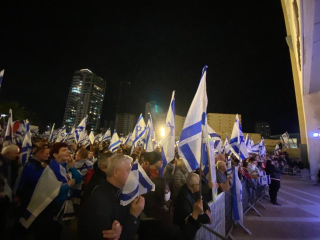 אלפים בהפגנה נגד הרפורמה המשפטית באשדוד. צילום: עופר אשטוקר