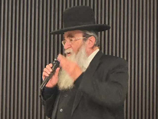 הרב קלמנוביץ בכנס. א' מיכאלי