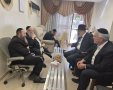הרב דרעי ואבי אמסלם בניחום אבלים אצל משפחת גשייד. המצלם