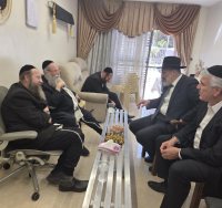 הרב דרעי ואבי אמסלם בניחום אבלים אצל משפחת גשייד. המצלם