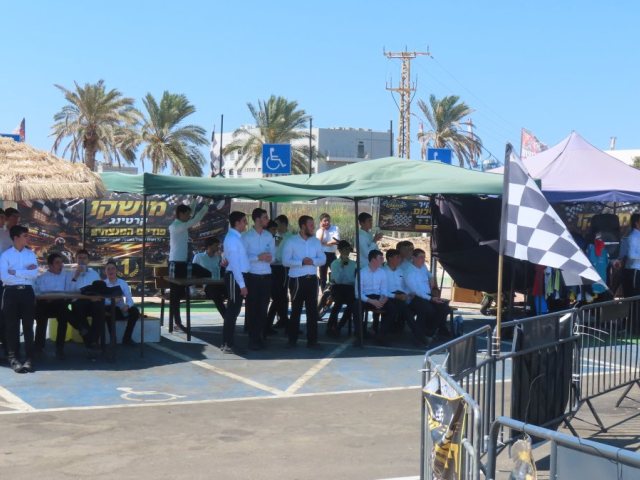 בחורי הישיבות בקארטינג. מעגלים