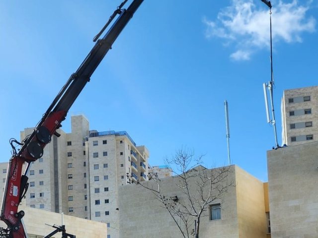 האנטנות על גג בית הספר (צילום שנשלח על ידי הנהגת ההורים)
