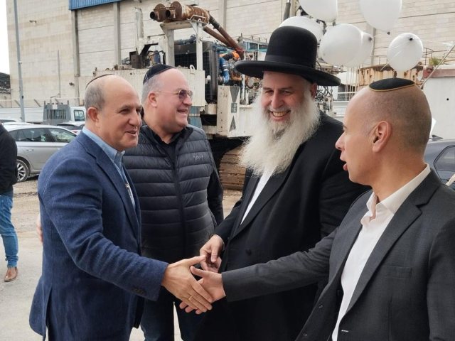 הנחת אבן הפינה להאומן 18. א' מיכאלי