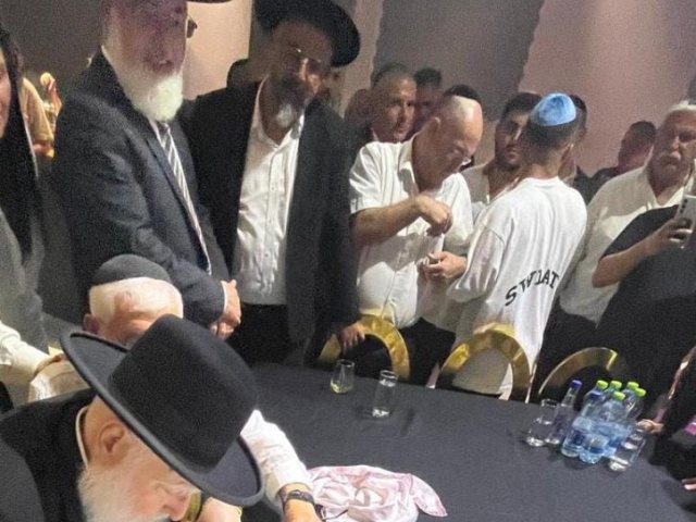 הרב חיים פינטו בהכנסת ספר התורה. מ' מיכאלי