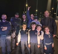 הילד החולה עם אנשי המשטרה. רחשי לב