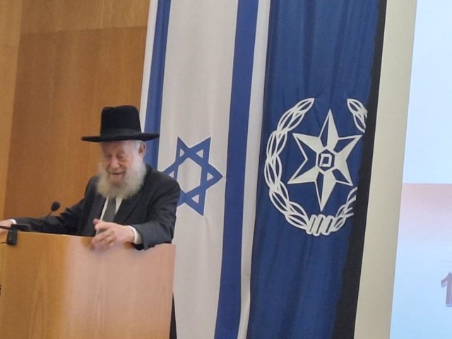 הרב שיינין בטקס בתחנת המשטרה. מ"ש