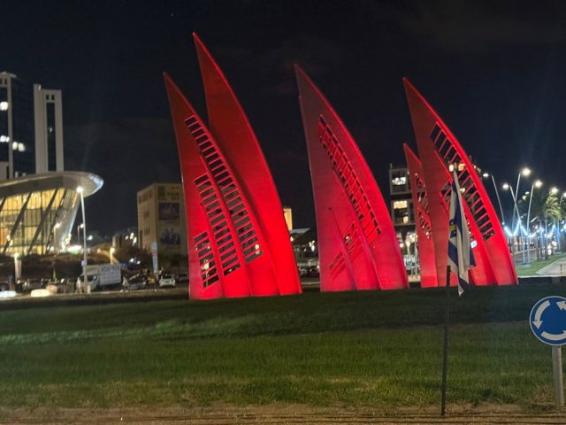 כיכר המפרשיות באשדוד מוארת באדום