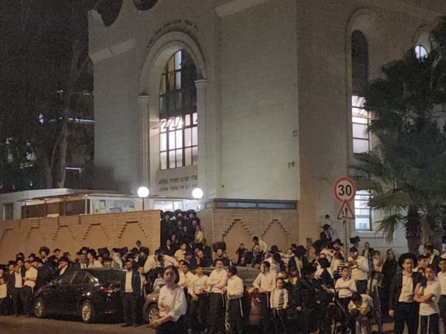 ציבור ההמונים ממתין לבוא הראשלצ למרגלות ביהמד בעלזא. המרכז למורשת