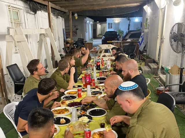 מפנקים את החיילים. צילום באדיבות עיריית אשדוד