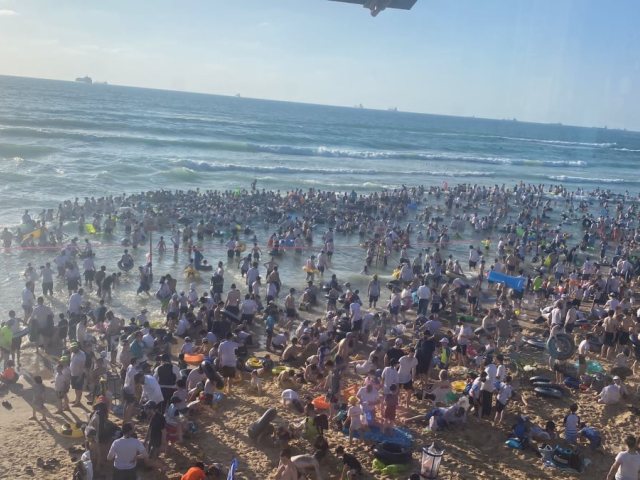 העומס בחוף כפי שצולם מסוכת המצילים. 