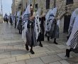צפו: החסידים מירושלים ערכו היום הקפות עם ארבעת המינים במירון | זו הסיבה
