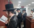 שַׁוְעָתָם תְּקַבֵּל בְּרַחֲמֶיךָ: האדמו"ר החסידי השתתף באמירת הסליחות ב'חניכי הישיבות'
