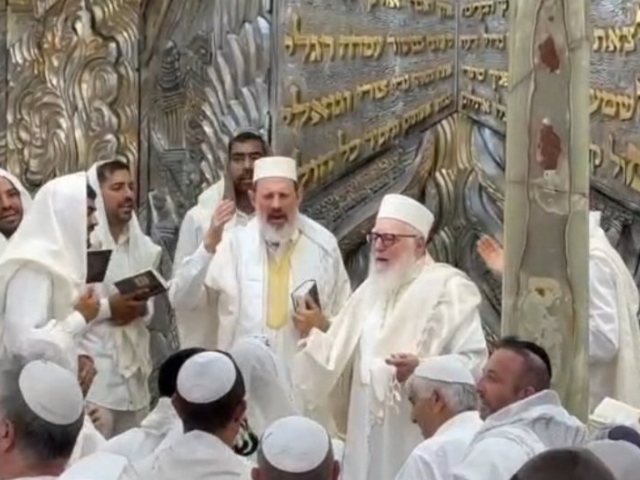 הרב פינטו בתפילה. א' מיכאלי