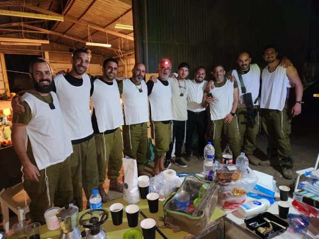 אלי כהן ובנו אורי עם החיילים. שמעון יוחאי
