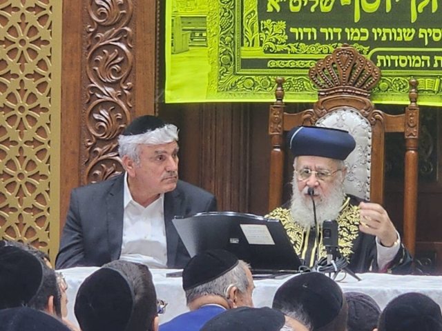 אבי אמסלם לצד הגרי יוסף בעיר. המרכז למורשת