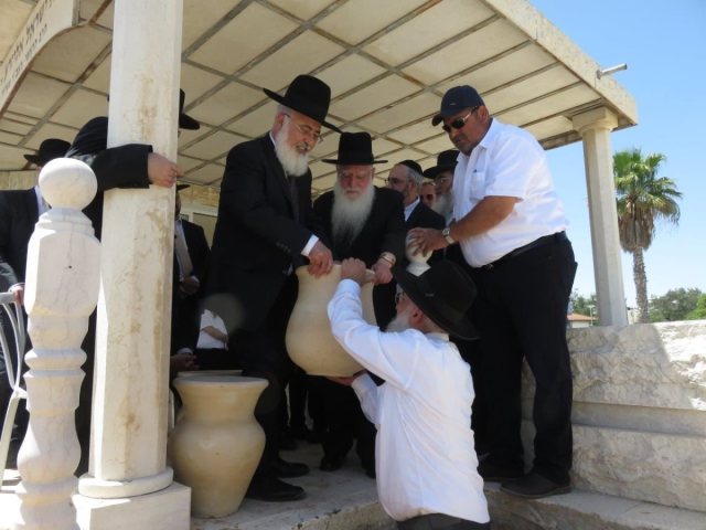 מעמד קבורת דברי הסת"ם אשתקד. צילום: המועה"ד