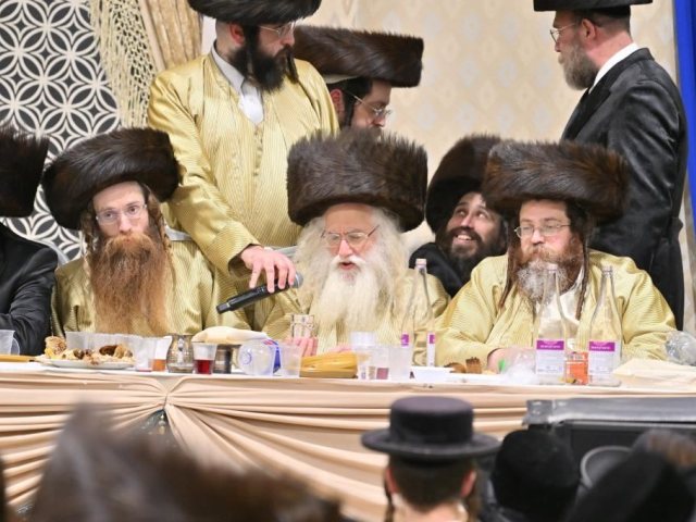 האדמור מטשארנאביל בחתונה. יהושע פרוכטר