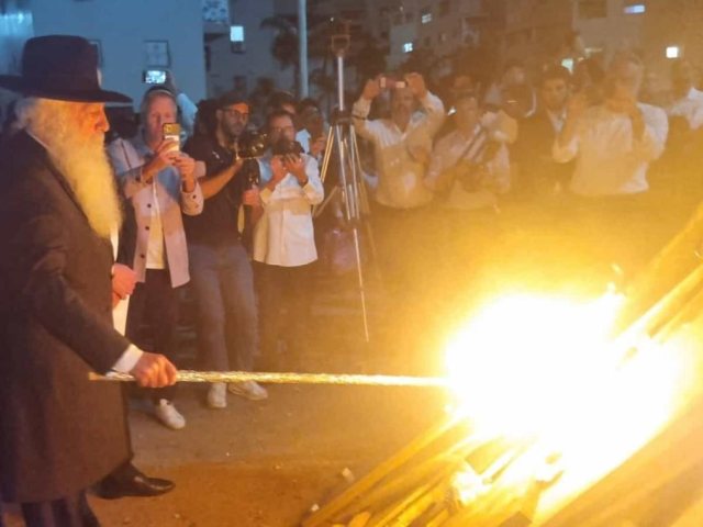 האדמור רבי דוד פינטו בהעלאת האבוקה. א' מיכאלי