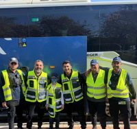 בתמונה: ילד מאשדוד שהתחפש למבקר בחברת דן בדרום והצטלם עם המבקרים לפני העלייה לאוטובוס לירושלים