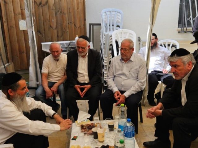 ניחום אבלים דבוש. המצלם