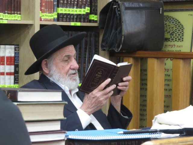 רבי ציון בוארון בתפילה. א' מיכאלי