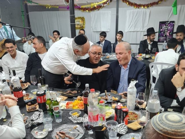 אושפיזין. הסעודה בסוכתו של משה מור יוסף