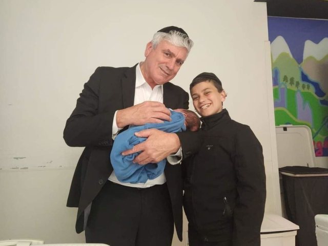 אבי אמסלם עם הנכד החדש. 