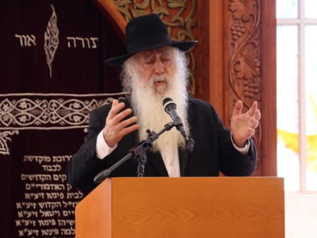 האדמור רבי דוד פינטו בדרשתו. מ. מיכאלי