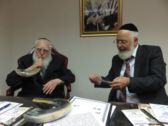 ובשופר גדול יתקע. הרב הראשי עם השופרות המרוקאים. א' מיכאלי