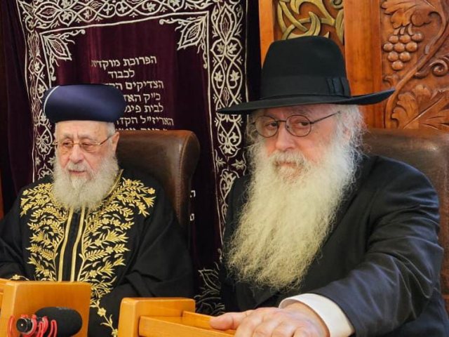 רבי דודנ פינטו ורבי יצחק יוסף. המצלם