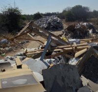 כמויות אדירות של פסולת בניה מושלכת ברחוב הנפט