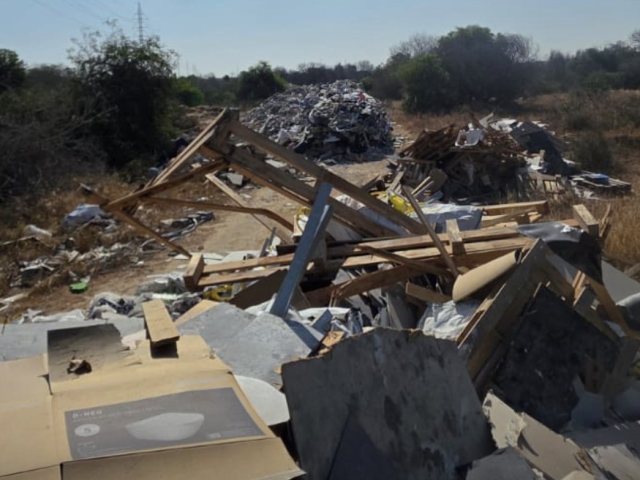 כמויות אדירות של פסולת בניה מושלכת ברחוב הנפט