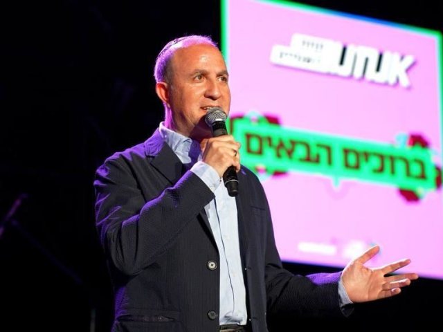 במקום הראשון. דר לסרי