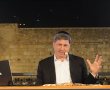 תורה מול הכותל: מבצע השיווק הרוחני ללימוד הדף היומי הושק מול מקום המקדש