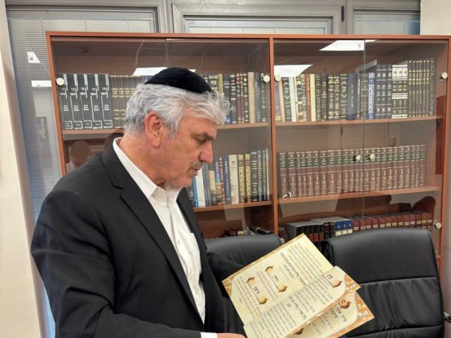 אבי אמסלם עם ההגדה. המרכז למורשת