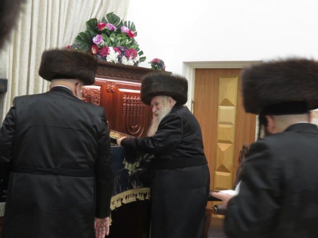 האדמור מטשארנאביל במוצאי שבועות. א' מיכאלי