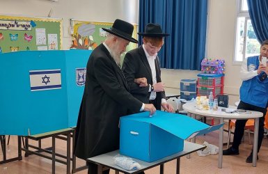 הרב שיינין בקלפי. המצלם