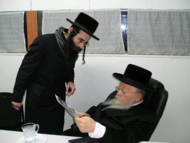 משנה חינוכית סדורה. הרב רוזנברג בחדרו של הרבי מביאלא זיע. א 'מיכאלי