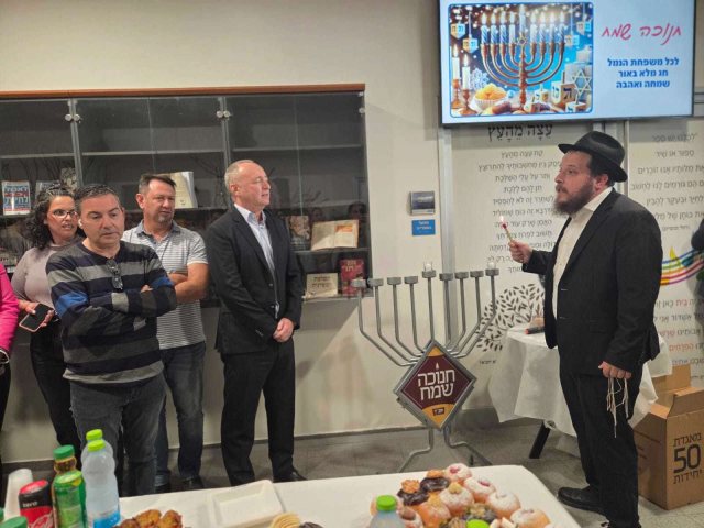 הדלקת נר חנוכה בנמל. צחי מור
