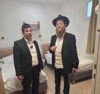 הרב גוזלו והרב גודמן ביחידות האירוח של יד שרה. אסותא אשדוד