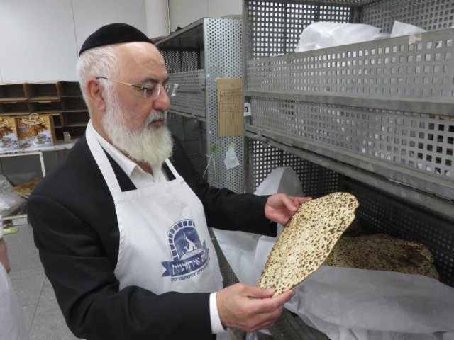 הרב דהן באפיית המצות. א' מיכאלי