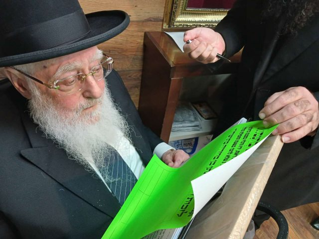 הרב פינטו בתפילה על הבחור דויד יונתן שיחי' בבית העלמין. א' מיכאלי
