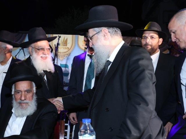 שמחת בית השואבה. מפרשים