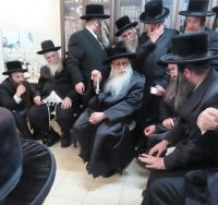 האדמור מצאנז בניחום אבלים. א' מיכאלי