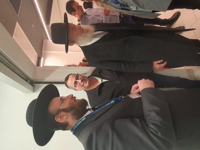 רב העיר בקביעת המזוזה. אסותא
