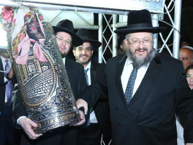 הרב שליטא לצד אביו הרב יהודה דרעי זצל. מ. מיכאלי